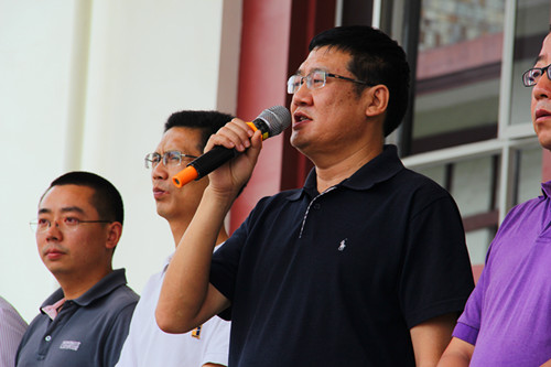 学院党委副书记张宪民致辞学院党委副书记张宪民授旗最后,院团委教师